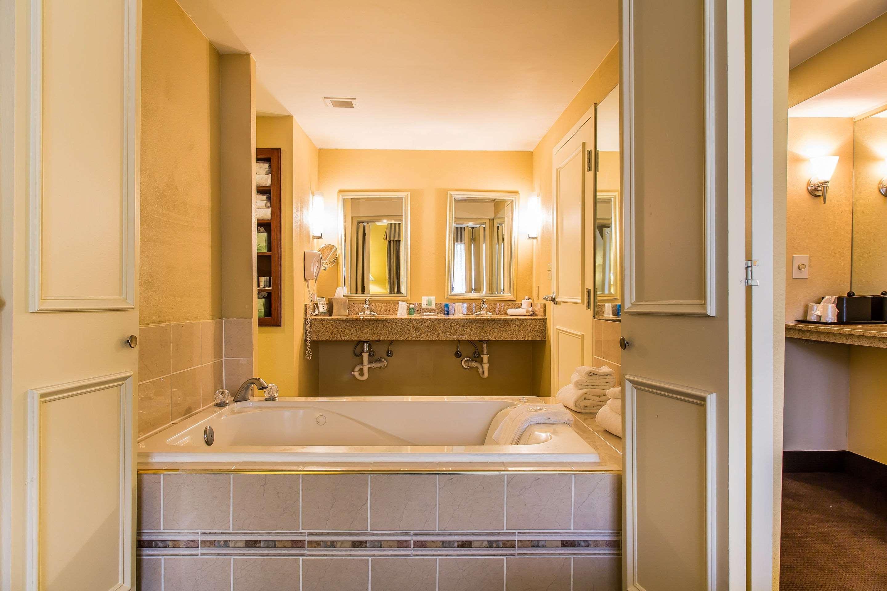 Clarion Hotel & Suites Hamden-New Haven Dış mekan fotoğraf